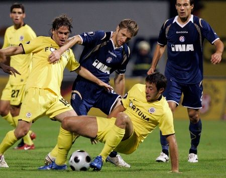 Boj o míč v zápase prvního kola Poháru UEFA. | Foto: Reuters