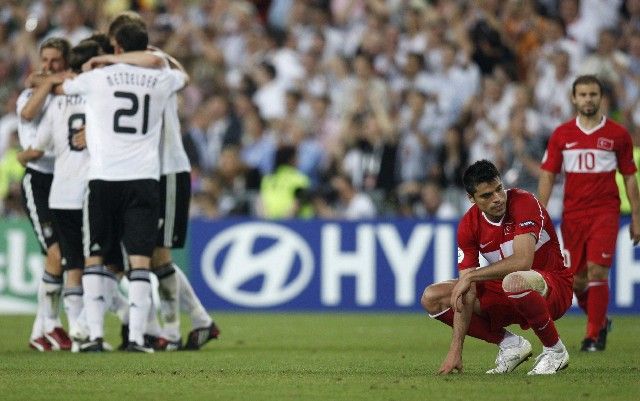 Radost německých fotbalistů a smutek Turků - semifinále právě skončilo. | Foto: Reuters