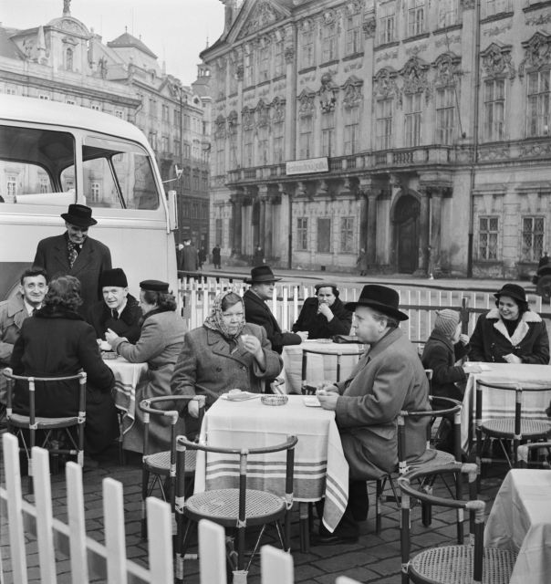 Vymoženost socialistického pokroku: pojízdnou zahradní restauraci je možné rozbít kdykoli a kdekoli, v tomto případě v únoru 1957 na Staroměstském náměstí. | Foto: ČTK