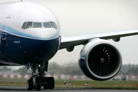 Boeing 777.20LR Worldliner dnes překonal rekord v nejdelším non-stop letu, který trval 22 hodin a 42 minut a letadlo při něm zdolalo 21 601 km. | Foto: Reuters