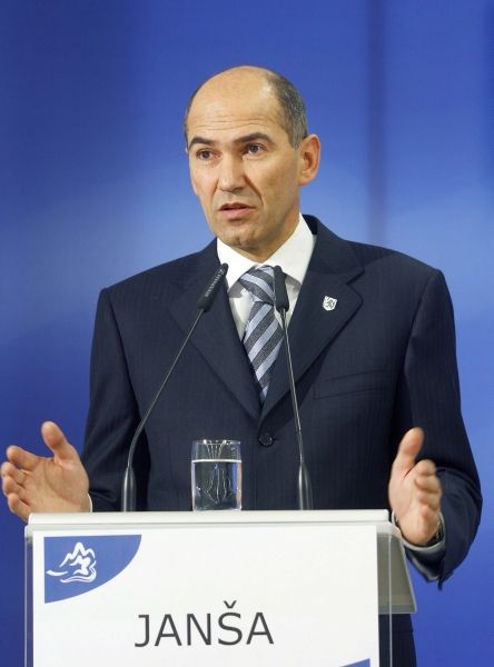 Slovenian Prime Minister Janez Jansa speaks at a news conference in Brdo pri Kranju January 8, 2008. This year will be one of the most difficult for the European Union economy, Jansa, whose country holds the rotating presidency of the EU, said on Tuesday. REUTERS/Srdjan Zivulovic (SLOVENIA) | Foto: Reuters