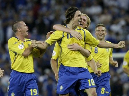 Zlatan Ibrahimovič se konečně trefil. Švédům to přineslo výhru. | Foto: Reuters