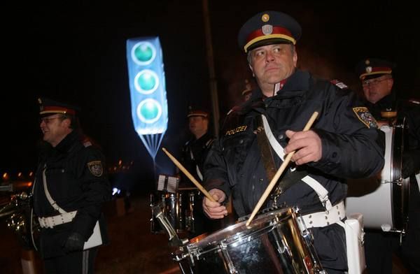 Rakouská policie zahrála státní hymnu. | Foto: Ondřej Besperát