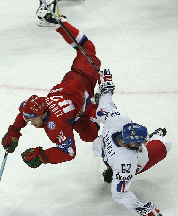 Petr Tenkrát (v bílém) padá při souboji s Rusem Sergejev Zinovjevem. | Foto: Reuters