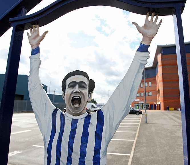 Vyobrazený hráč West Bromwich Albionu v podživotní velikosti na mříži před stadionem v Birminghamu. | Foto: Tomáš Adamec, Aktuálně.cz