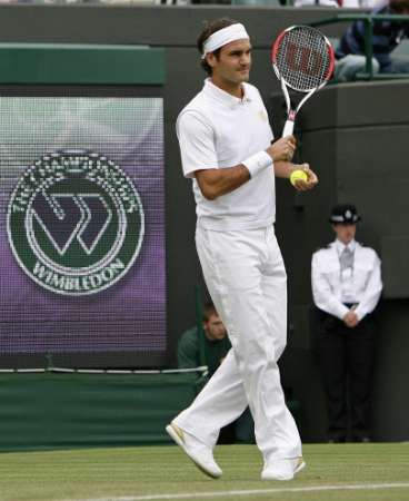 Roger Federer se ve Wimbledonu se rozehrává proti Del Potrovi. | Foto: Reuters