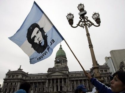 Argentina vzpomíná na svého rodáka, doktora Ernesta Rafaela Guevaru, kterému ale nikdo neřekl jinak než Che. | Foto: Reuters