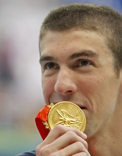 Už šesté zlato si pověsil na krk Američan Michael Phelps. | Foto: Reuters