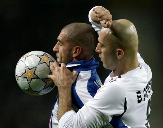 I takové souboje jsou ve fotbale. Ukázka Lisandra Lopeze (vlevo) z Porta a Bakiho Mercimeka z Besiktasu | Foto: Reuters