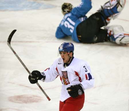 Marek ŽIdlický se raduje z gólu v síti fisnkého brankáře Antero Niittmäkiho. | Foto: Reuters