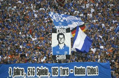 A fanoušci německého klubu Schalke 04 budou moci chodit na své tribuny, jak jsou zvyklí | Foto: Reuters