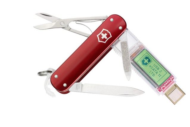 Victorinox SSD - data pro přežití Stejnojmenný švýcarský výrobce armádních nožů Victorinox představil SSD model poskytující úložnou kapacitu až 1 TB. Vyráběné jsou verze i s velikostí uložiště 16 GB, 32 GB, 64 GB a 128 GB.  S počítačem lze nůž propojit pomocí USB 3.0 nebo eSATA rozhraní. O bezpečné uložení dat se stará automatický šifrovací mechanismus s 256 bitovým klíčem. Informace o uložených datech poskytuje monochromatický displej s rozlišením 48 x 96 obrazových bodů. Mimo nože a disku nůž obsahuje nůžky a pilník. Cena verze s nejvyšší úložnou kapacitou 1 TB je mnoha zdroji odhadována až na 3 000 amerických dolarů. | Foto: THESSDREVIEW.COM