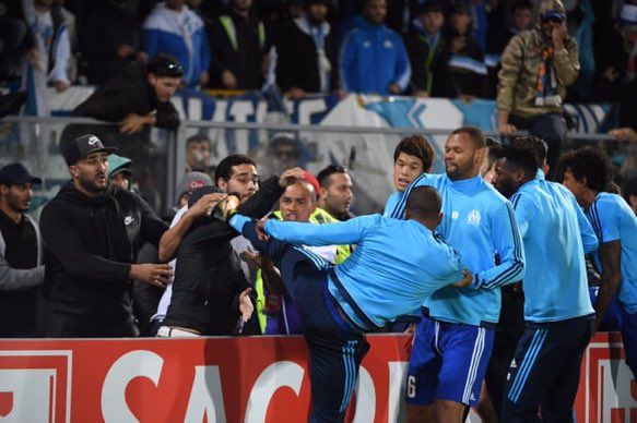 Patrice Evra a jeho kopnutí do fanouškovy hlavy | Foto: Twitter