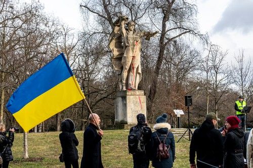 V Litoměřicích dnes několik desítek lidí demonstrovalo za odstranění pomníku, který oslavuje sovětskou armádu. | Foto: Profimedia.cz