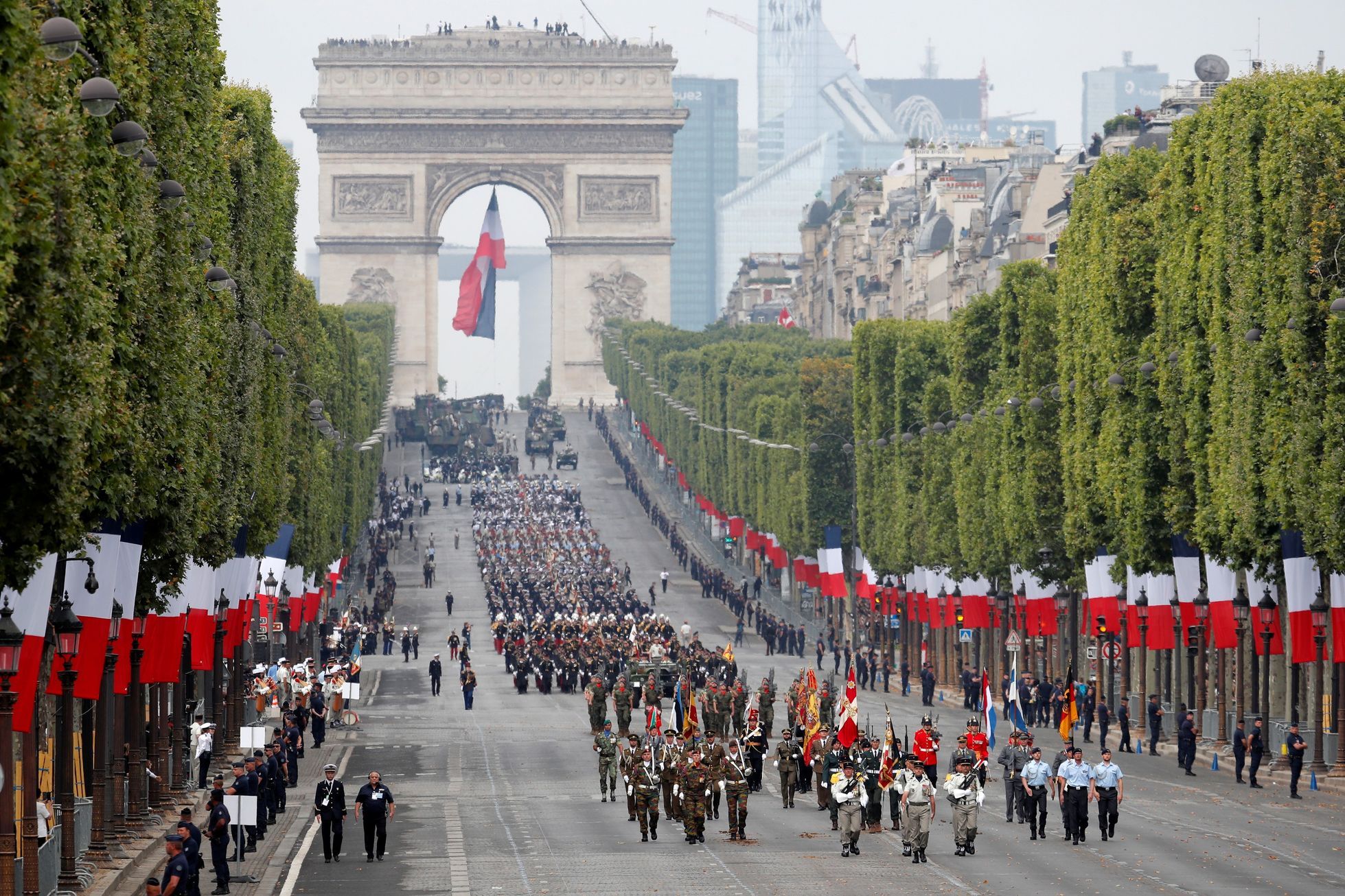 Bastille day. Парад во Франции в честь взятия Бастилии. Праздник день взятия Бастилии во Франции. 14 Июля день взятия Бастилии во Франции.