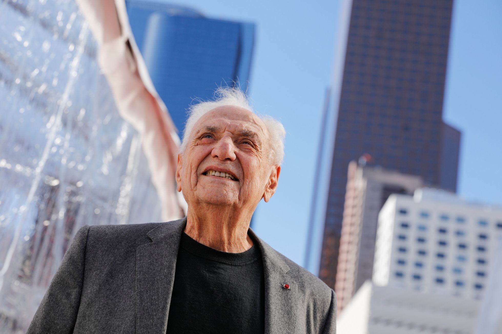 Zemřel americký architekt Frank Gehry, jeden z autorů Tančícího domu v Praze