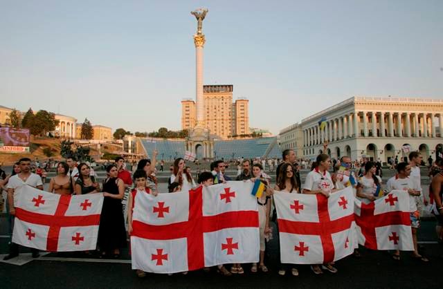 Příslušníci gruzínské diaspory na Ukrajině během demonstrace na podporu Gruzie. 16. srpen, Kyjev | Foto: Reuters