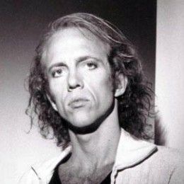 Bob Welch , 31. 8. 1946 – 7. 6. 2012, americký zpěvák a kytarista, člen skupiny Fleetwood Mac 
 Manželka populárního písničkáře a hudebníka ze 70. let, Boba Welche, nalezla svého manžela mrtvého v jejich domě v Nashvillu. Podle policie zemřel Bob Welch na následky střelného zranění, které si sám způsobil. 
 Welch se od mládí věnoval rozvoji svého hudebního nadání, nejprve ve skupině The Seven Souls a v letech 1971 až 1974 jako důležitý člen Fleetwood Mac. Tato skupina se v té době čím dál tím víc posouvala od bluesu k rock´n´rollu. Po opuštění kapely založil Welch v roce 1975 vlastní trio s názvem Paris, které existovalo pouze dva roky, poté se snažil o sólovou kariéru. 
 Článek: 
 http://aktualne.centrum.cz/kultura/kratke-zpravy/clanek.phtml?id=748064 | Foto: Aktuálně.cz