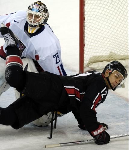 Český brankář Tomáš Vokoun a Jarome Iginla z Kanady v utkání skupiny A olympijského hokejového turnaje. | Foto: ČTK