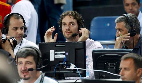 Hvězda LA Lakers Pau Gasol se proměnil do role televizního komentátora | Foto: Reuters