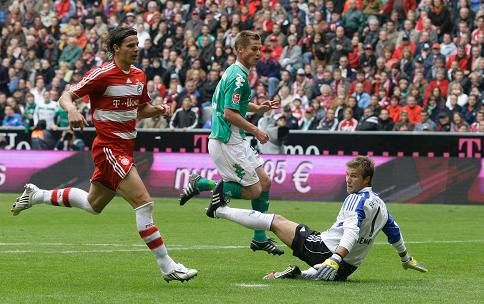 Všichni sledují, kam jde balon. Ke smůle van Buytena a brankáře Rensinga skončila střela Rosenberga v síti | Foto: Reuters