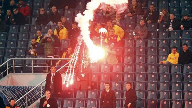 Padáček se světlicí přistál na stadionu Fenerbahce Istanbul v zápase Evropské ligy s BATE Borisov. | Foto: Reuters