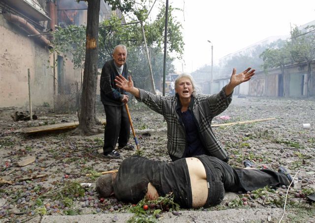 Jedna z mnoha obětí bojů v Gori. Spolu s jihoosetským Cchinvali bylo Gori nejvíce postiženým městem. | Foto: Reuters