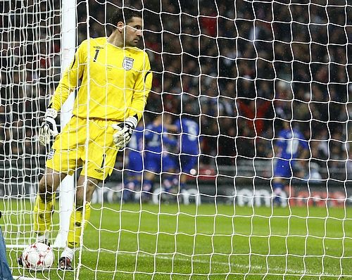 Anglický gólman Scott Carson zpytuje svědomí po brance od Chorvatů, kterou dostal po svojí velké chybě. | Foto: Reuters