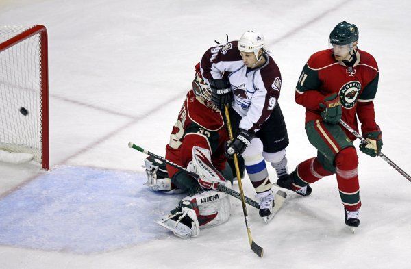 Coloradský útočník Ryan Smyth dává Minnesotě na jejím ledě gól už na 2:0. Minnesota vyrovnala, Smyth mohl být hrdinou, kdyby proměnil na konci třetí třetiny trestné střílení. Nakonec přenechal slávu Joe Sakicovi, jenž rozhodl v prodloužení v čase 11:11. | Foto: Reuters