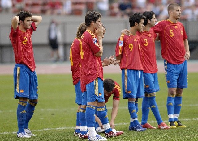 Španělští fotbalisté smutně sledují českou radost ve čtvrtfinále světového šampionátu. | Foto: Reuters