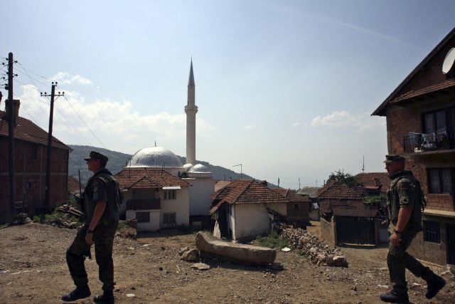 Němečtí vojáci z jednotek NATO hlídkují v kosovském městečku Skorobiště. | Foto: Reuters