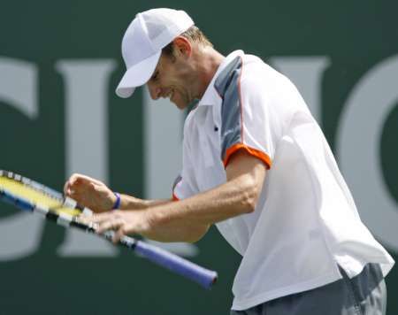 Andy Roddick hází raketou poté, co prohrál bod s Tommy Haasem. | Foto: Reuters