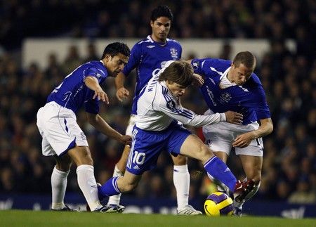 Tim Cahill, Mikel Areteta a Phil Jagielka z Evertonu obléhají Andreje Aršavina v boji o míč během utkání Poháru UEFA. | Foto: Reuters