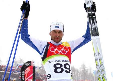 Andrus Veerpalu z Estonska se raduje z olympijského triumfu v závodě na 15 km klasicky. | Foto: Reuters