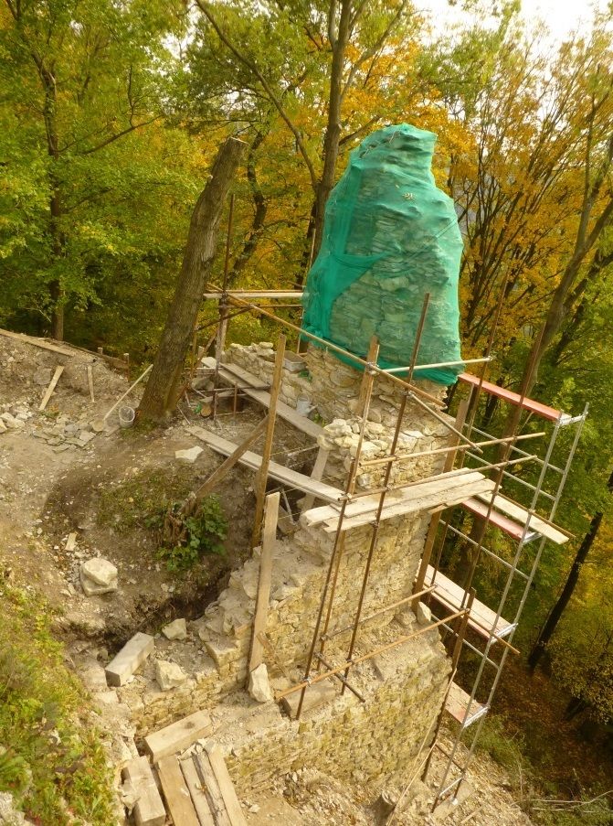 ... práce během obnovy. Při realizaci obnovy byl kladen velký důraz na způsob zdění, byl použit vizuálně shodný kámen a malta, jejíž složení napodobuje složení historické malty. | Foto: Fotoarchiv Národního památkového ústavu