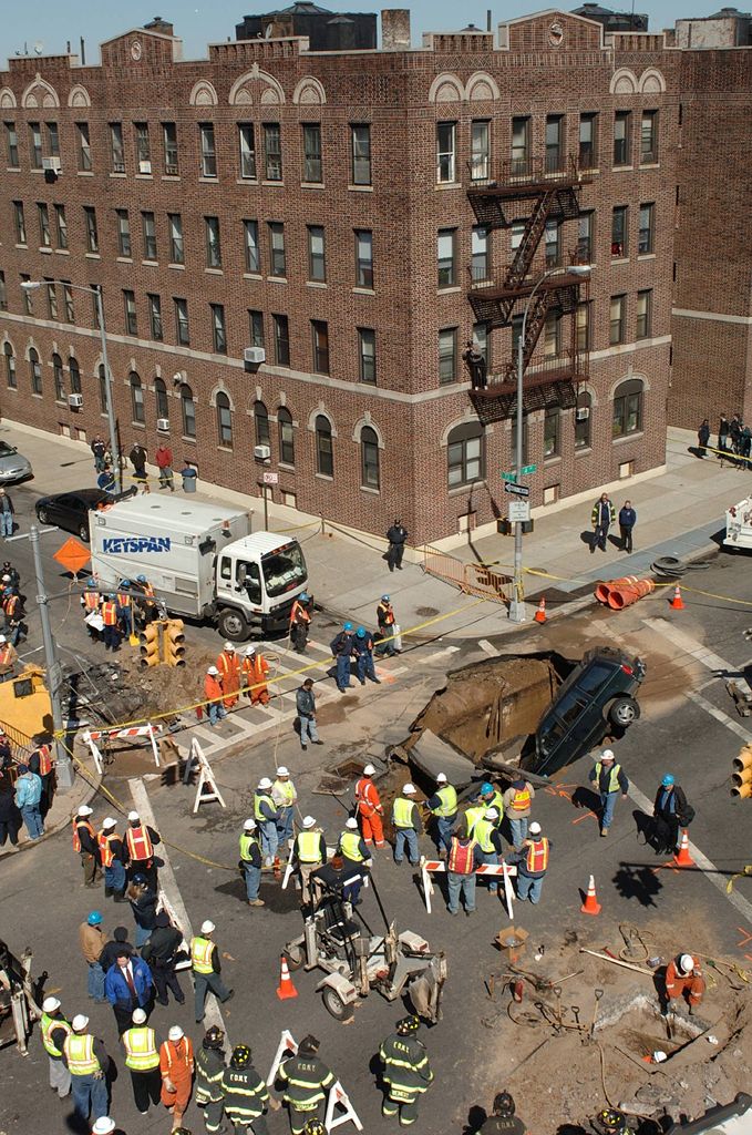 Incident v Brooklynu v New Yorku. Do díry tady v roce 2006 zapadl automobil. | Foto: Profimédia