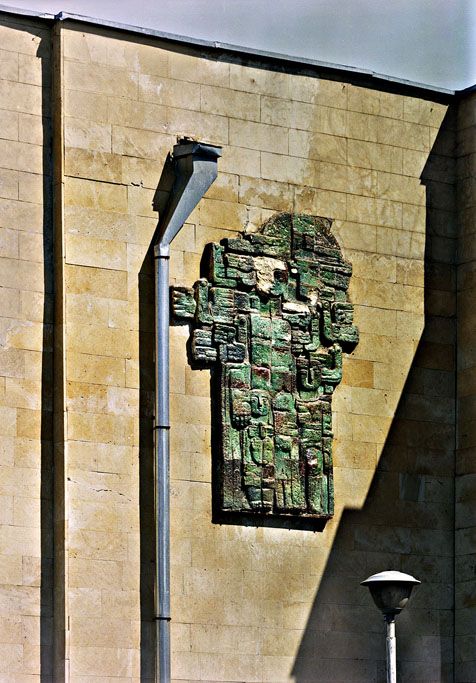 Město postavené na zelené louce na konci 80. let má své nesporné architektonické půvaby. | Foto: Ondřej Hruška