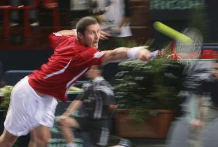 Rus Marat Safin vrací míč Robinu Soderlingovi na turnaji Masters v Paříži. | Foto: Reuters