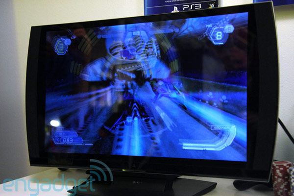 PlayStation 3D display - 3D ke každému hráči Na 13.listopadu 2011 oznámila japonská společnost SONY dostupnost hráči dlouho očekávaného PlayStation 3D displeje. Zajímavostí FULL HD displeje o velikosti 24" s LED podsvícením je mimo schopnosti 3D zobrazování především režim pro dva hráče, kdy je každému z hráčů nabídnut jiný obraz ve velikosti  celé obrazovky. Co se zvuku týká je displej vybaven kvalitními stereo reproduktory s vlastním zabudovaným subwooferem. Displej má dva HDMI vstupy. Cena displeje je stanovena na 499 amerických dolarů. Cena druhých brýlí pak na 69 amerických dolarů. | Foto: ENGADGET.COM