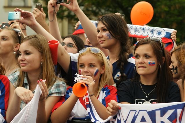 Velké oslavy si ale užili také poražení finalisté. Slovenští příznivci totiž na velkou medaili čekali devět let. A tak na příjezd hrdinných "Jánošíků" čekaly tisícovky fandů. A fanynek. | Foto: Aktuálne.sk