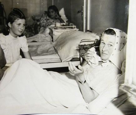 Marie Šupíková (vlevo) s maminkou Alžbětou Doležalovou v nemocnici v Praze v roce 1945. | Foto: Aktuálně.cz
