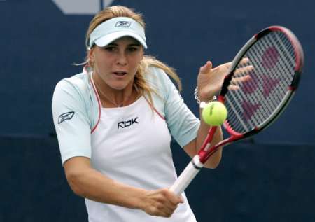 Nicole Vaidišová zahrává bekend proti Rusce Židkovovéve druhém kole US Open. | Foto: Reuters