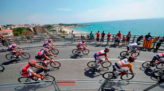 Narozdíl od předchozí etapy v Belgii cyklisty čekalo pěkné počasí. | Foto: Reuters