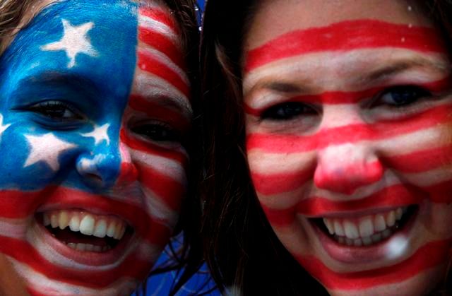 Fanynky USA na závodech bobů. | Foto: Reuters