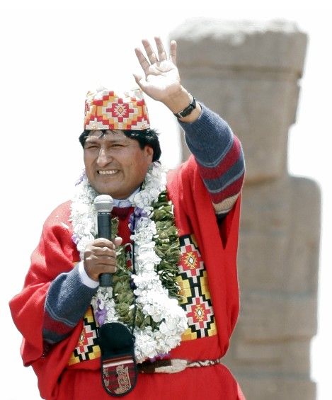 Bolivijský prezident promlouvá ke zvláštním hostům i tisícům příznivců, zatímco stojí před monolitem Ponce u hlavní brány do paláce Kalasasaya během slavnostního rituálu. Morales poděkoval za své zvolení Matce Zemi a také svým voličům. | Foto: Reuters