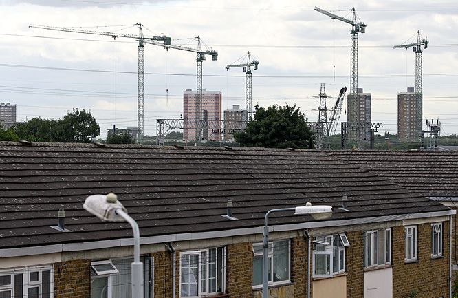 Stratford. Za starými londýnskými domy již vykukuje malý lesík jeřábů. Tato čtvrť se kompletně změní. | Foto: Tomáš Adamec, Aktuálně.cz