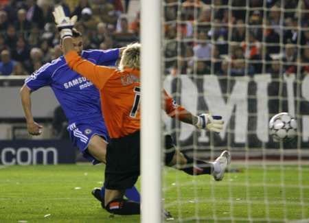 Útočník Chelsea Andrej Ševčenko překonává gólmana Valencie Santiaga Canizarese v odvetě čtvrtfinále Ligy mistrů. | Foto: Reuters