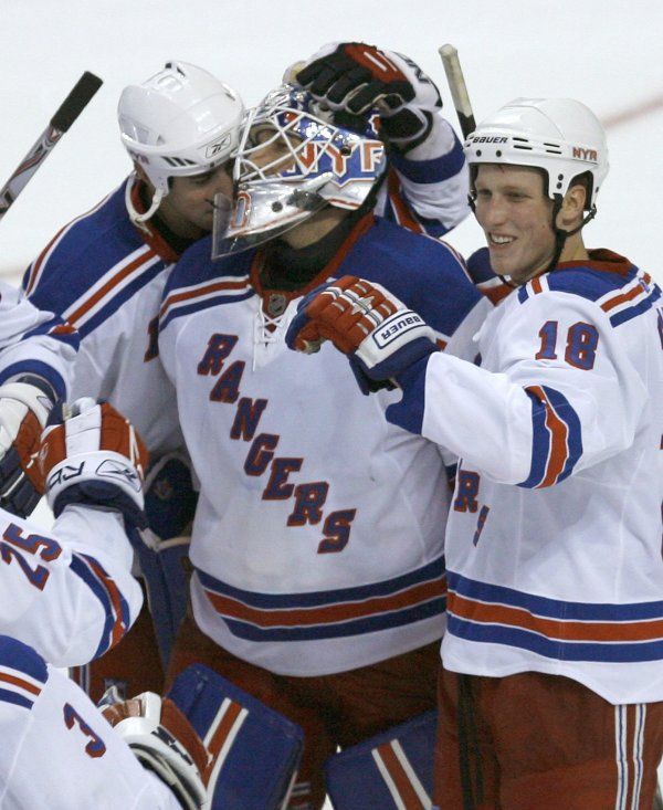 Hráči New York Rangers střílí málo gólů, přesto vyhrávají. Nad vodou je drží brankář Henrik Lundqvist se skvělými osobními statistikami. | Foto: Reuters