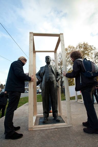 Toto sousoší ostatně provázejí kontroverze již od jeho vzniku. V roce 2007 zde byla odhalena jen socha Jana Antonína Bati. Uplynulo totiž 60 let od vykonstruovaného komunistického procesu, v němž byl nespravedlivě odsouzen za kolaboraci s nacisty. | Foto: kr-gottwaldovsky.cz