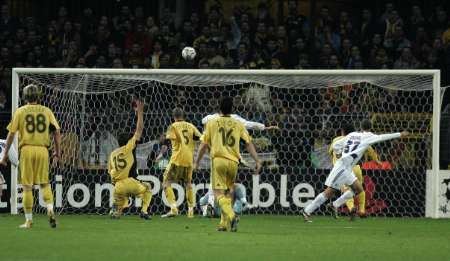 Anthony Vanden Borre z bruselského Anderlechtu dává gól do sítě AEK Atény (ve žlutém). | Foto: Reuters